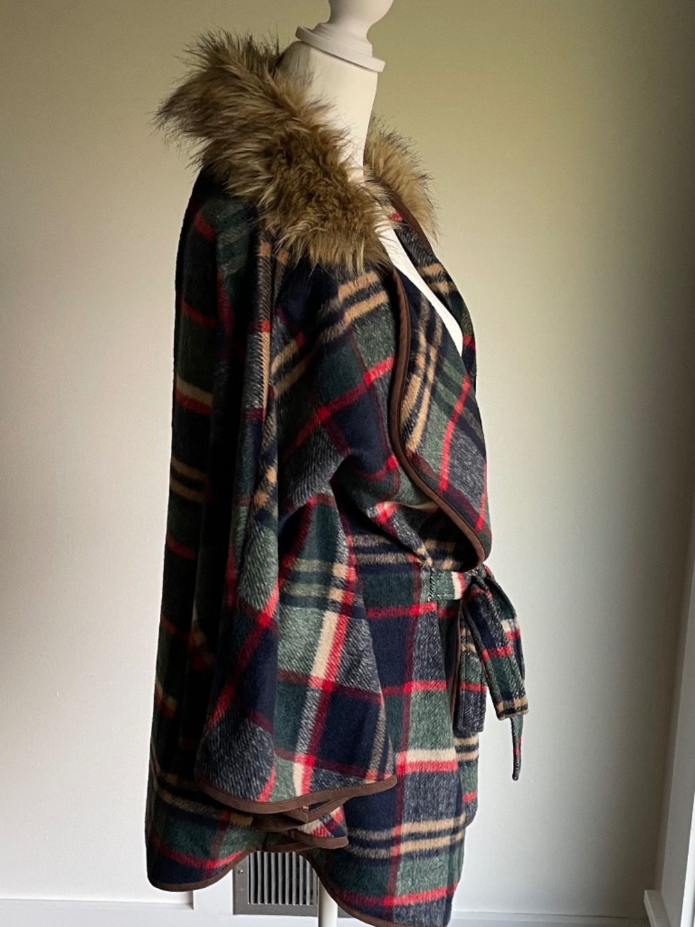 ETWO Luxury Tartan Plaid Cape Poncho Coat with Faux Fur Collar O/S - Picture 3 of 12